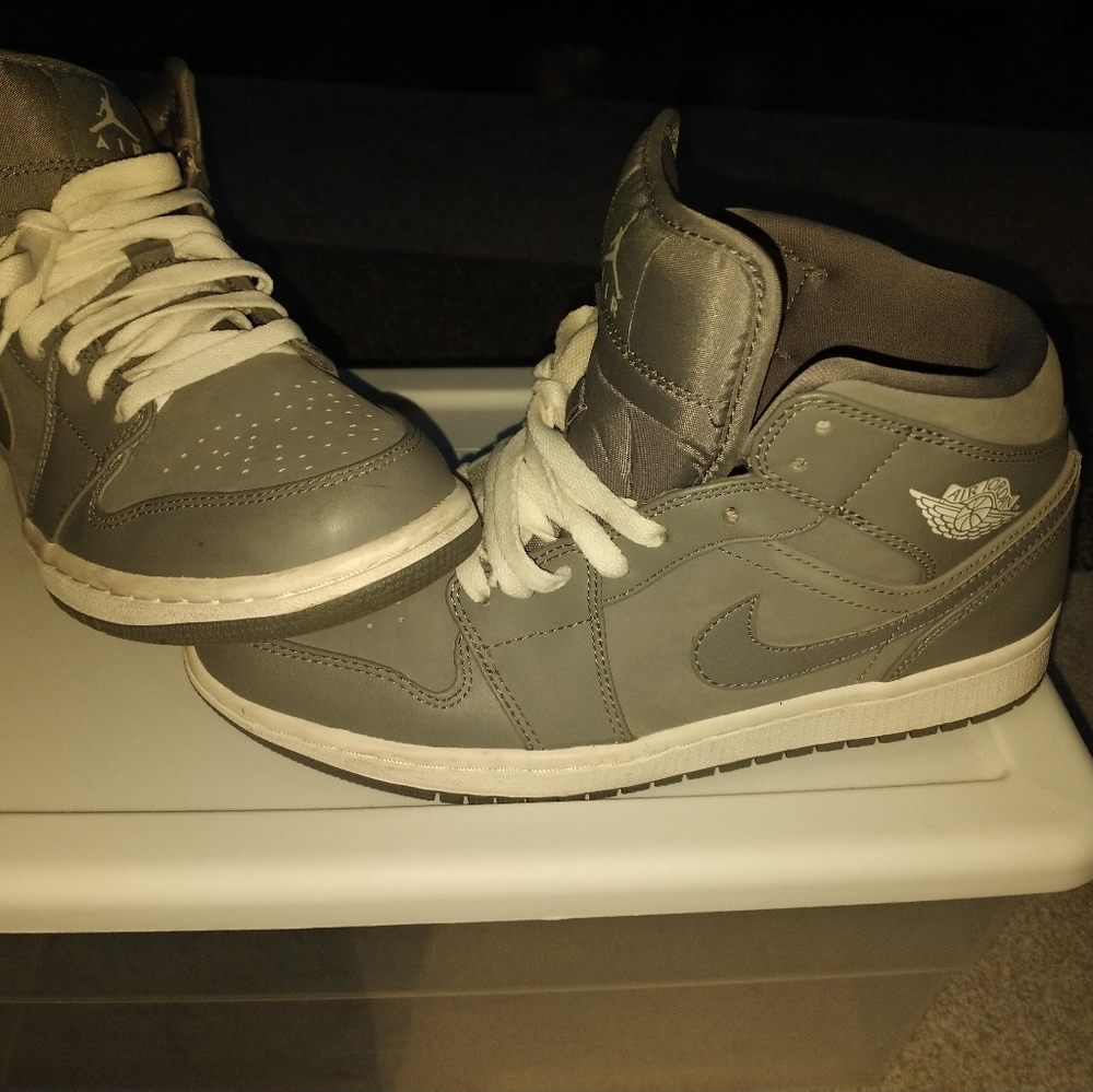 Sz 8 Men's Air Jordans / Grey